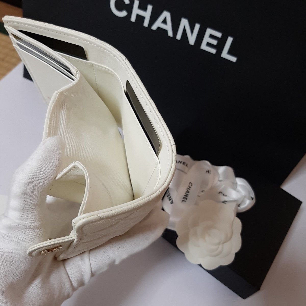 限定価格《レア★》極美品　ご褒美　CHANELキャビアスキン　マトラッセ　三つ折財布　シャネル財布　オフホワイト　コンパクト財布　