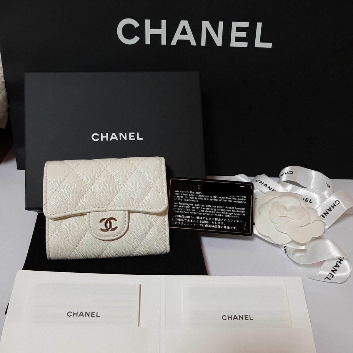 限定価格《レア★》極美品　ご褒美　CHANELキャビアスキン　マトラッセ　三つ折財布　シャネル財布　オフホワイト　コンパクト財布　