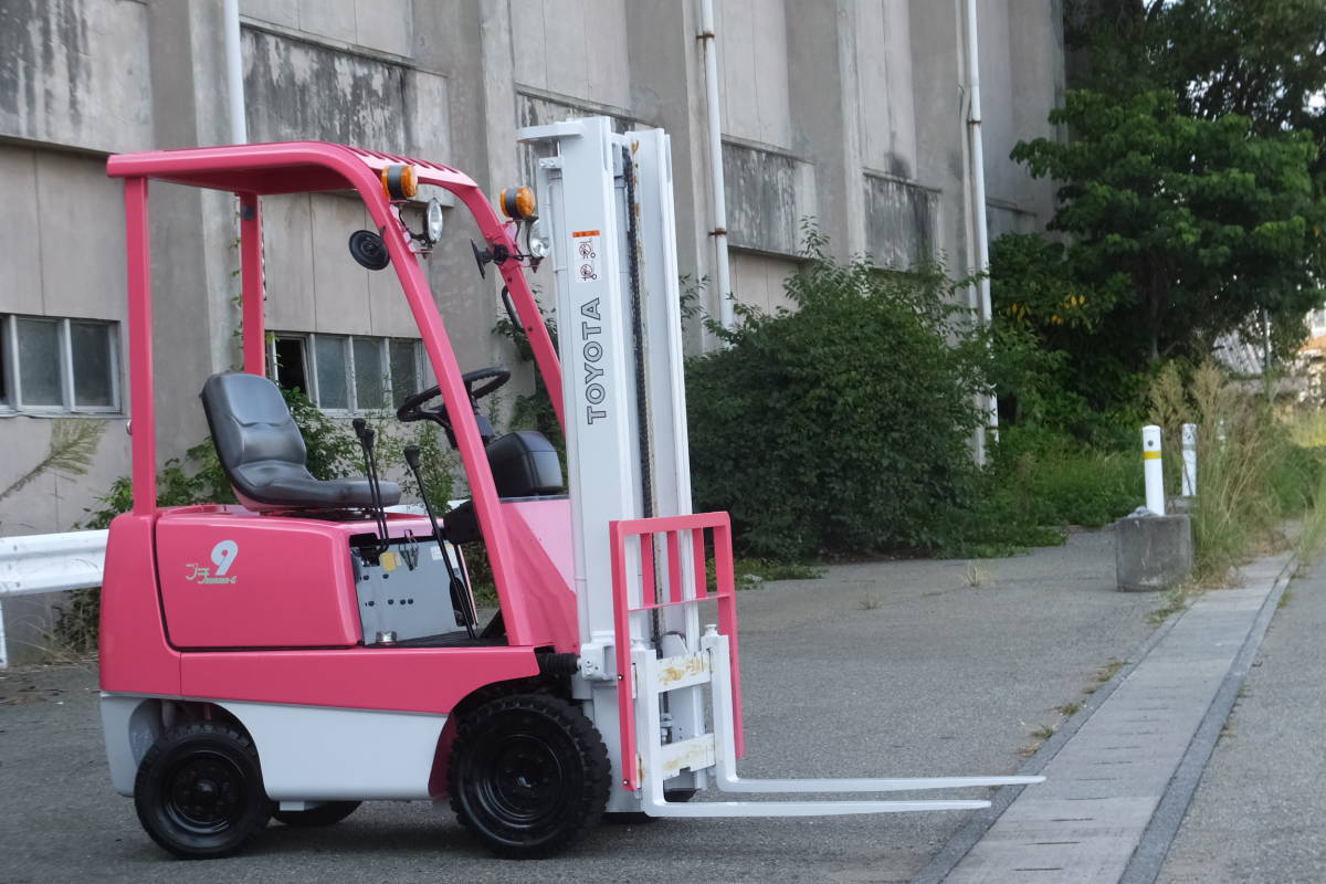 フォークリフトチョイ乗り仕様のミニフォークリフト狭い場所での使用走行に最適で車幅スマートで900ｍｍ程度良好税込みでのお買い得車です_前後ノーパンクタイヤです