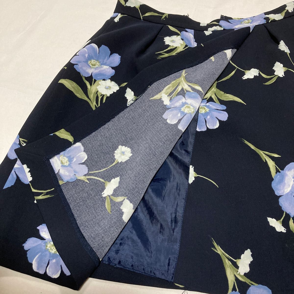 レディーススカート　花柄　紺色　Sサイズ