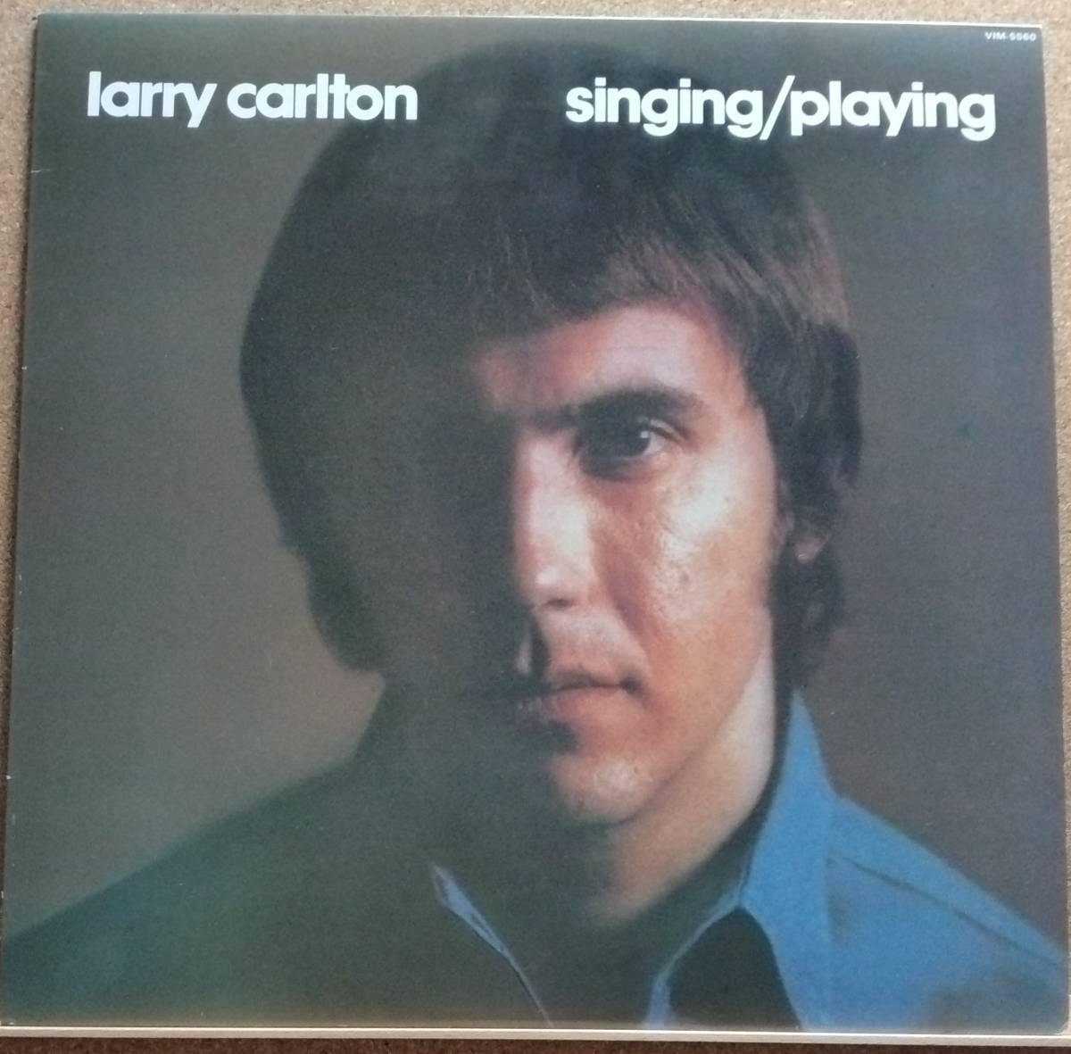 LP(ジャズ/フュージョン・ギタリスト・’80年盤・VIM-5560)ラリー・カールトンLARRY CARLTON / Singing／Playing【同梱可能6枚まで】051009_画像1
