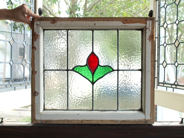 ■アンティークステンドグラス03 赤色のつぼみ アンティークフレーム 花柄 英国 イギリス 窓 ドア 建具に■_オモテ面です