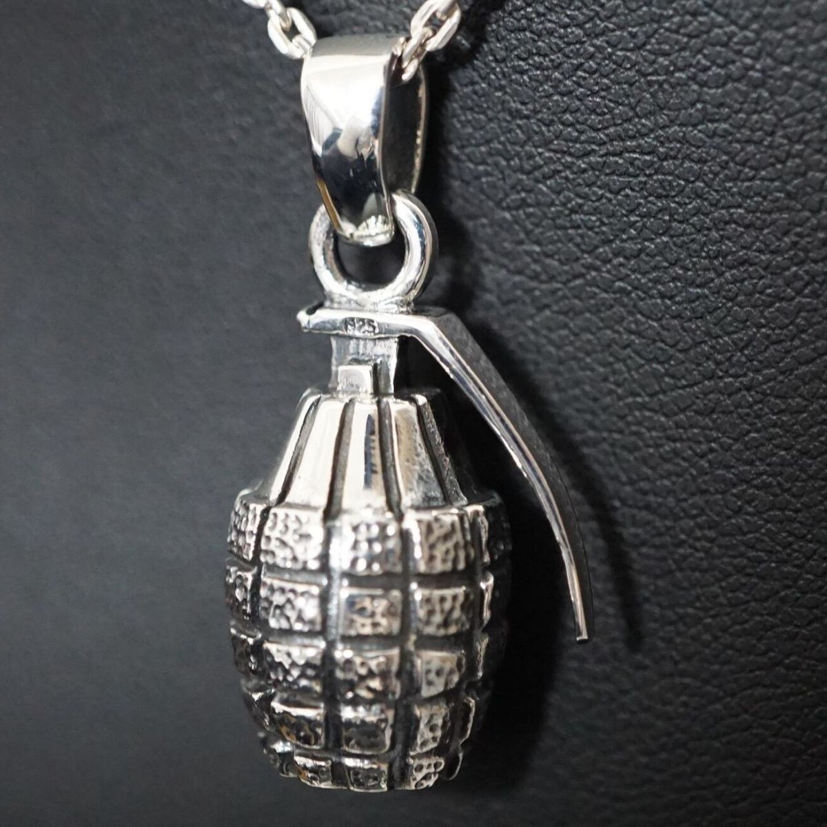 チャーム シルバー925 ペンダント ネックレス 手榴弾 ミニタリー サバイバル silver 銀 本物 重量感 メンズ チェーン付き かっこい J0375