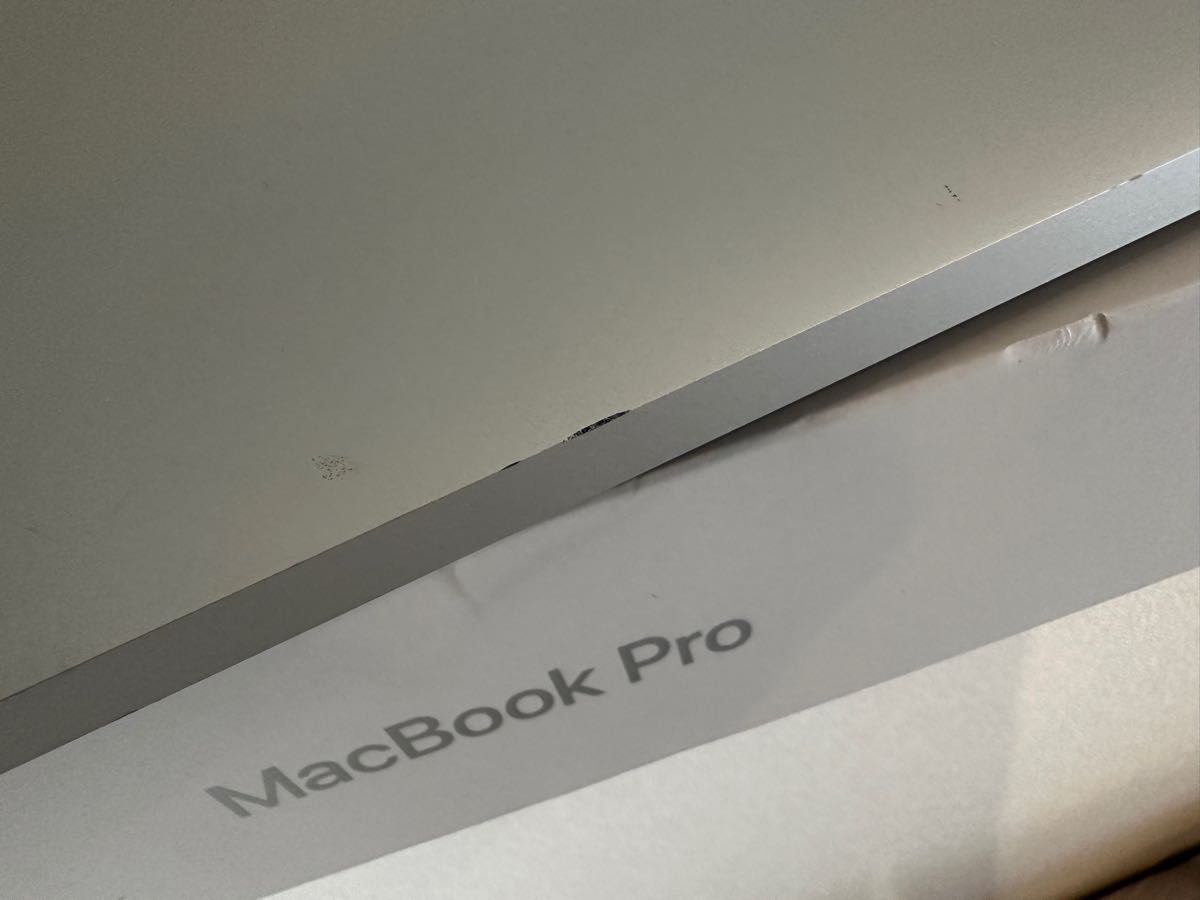 Apple MacBook pro Touch Bar 13.3インチ　ノートパソコンメモリ8GB 容量256GB Core i5