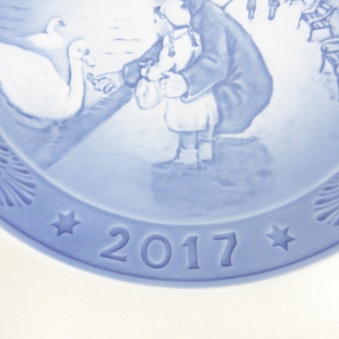 未使用品 ロイヤルコペンハーゲン ROYAL COPENHAGEN イヤープレート 2017年 クリスマスプレート 食器 皿 スタンド付き 青 白 ブルー_画像4