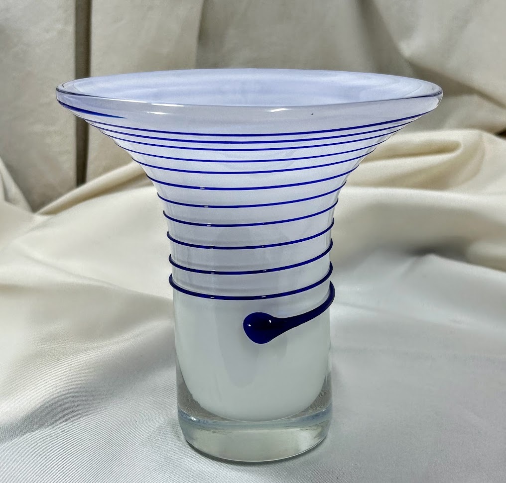 Vintage ハンドメイド 吹きガラス 乳白色&ブルーblue Spiral vase/スパイラル 花瓶 オブジェ/置物 アートガラス used コレクション 保管品_画像1