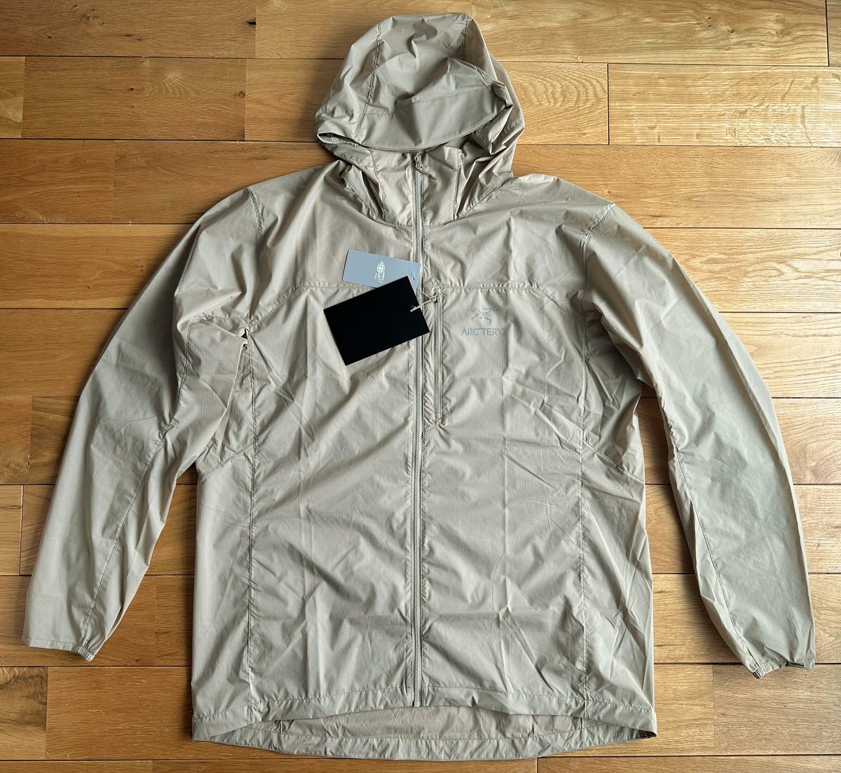 【希少XL 2023 AWモデル 国内正規 新品】ARC'TERYX Squamish Hoody Men's Smoke Bluff アークテリクス　スコーミッシュ フーディ ベージュ_画像1