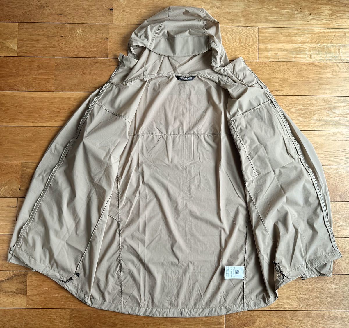 【希少XL 2023 AWモデル 国内正規 新品】ARC'TERYX Squamish Hoody Men's Smoke Bluff アークテリクス　スコーミッシュ フーディ ベージュ_画像2