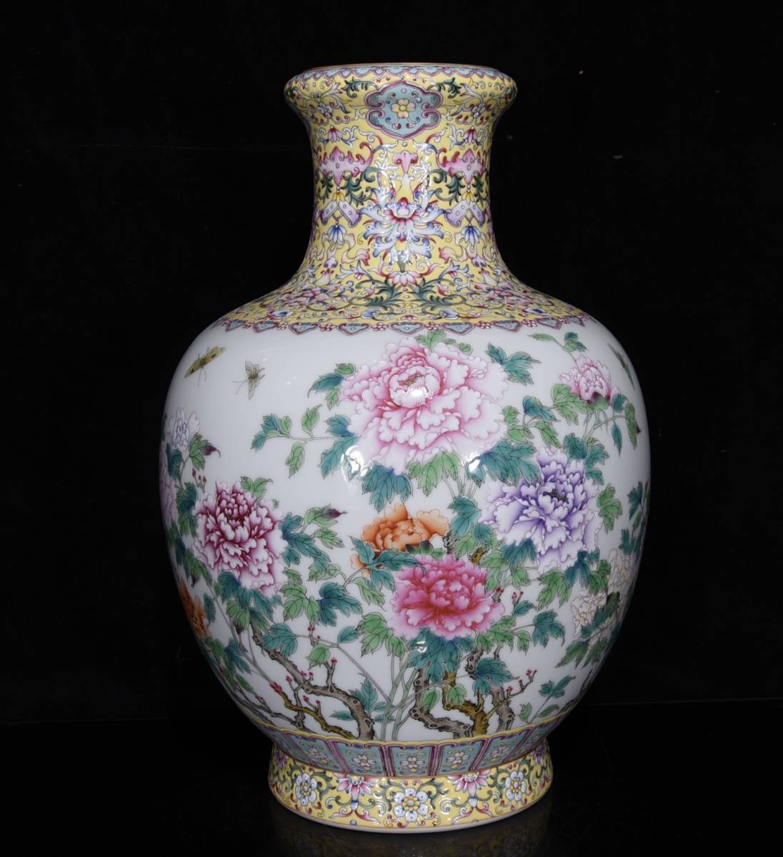 ◆旧蔵◆古美術 中国古玩 大清乾隆年製款　粉彩　描金　花開富貴　牡丹花卉紋賞瓶　時代物　T08