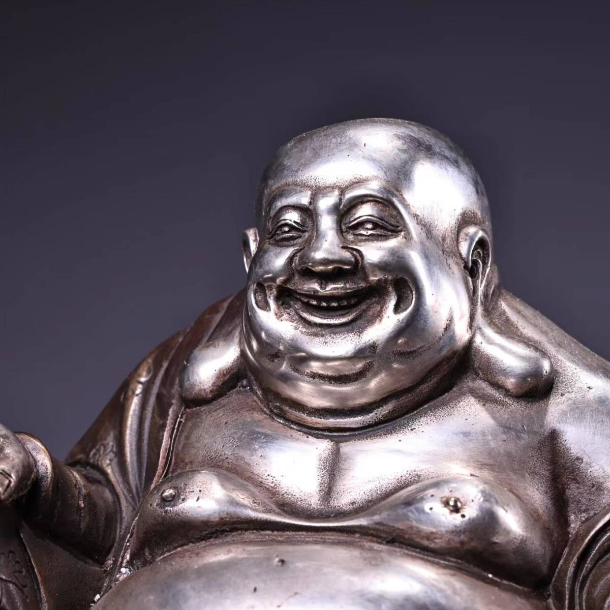 ネパール還流 秘蔵中国清代 老いた純銅を収めた高浮彫刻銀布袋弥勒仏はよく笑う 唐物 古置物 古擺件 中国古美術 時代物 古董品 w124