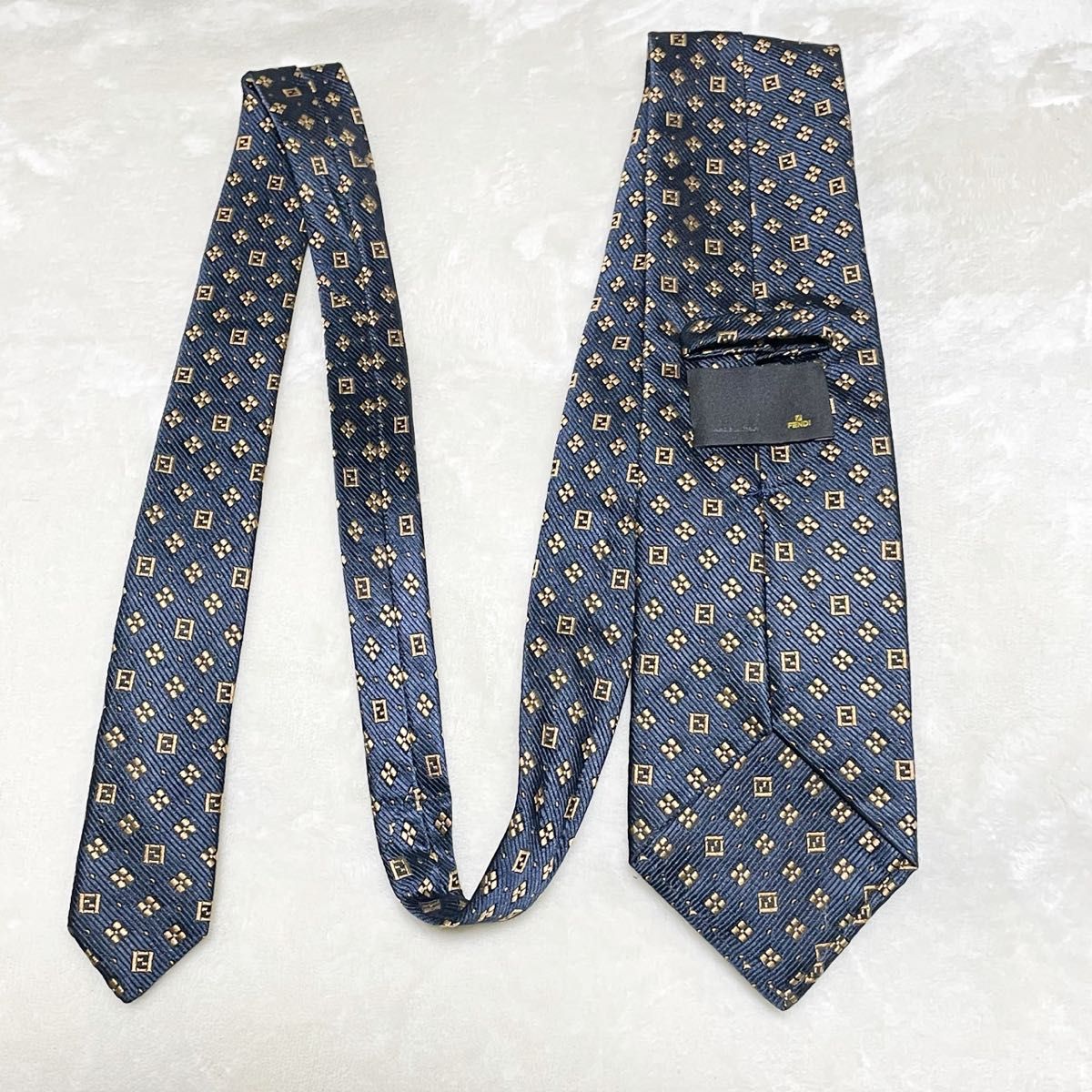 極美品 FENDI フェンディ ネクタイ ズッカ 小紋 ネイビー 極美品 FENDI フェンディ ネクタイ ズッカ 小紋 ネイビー