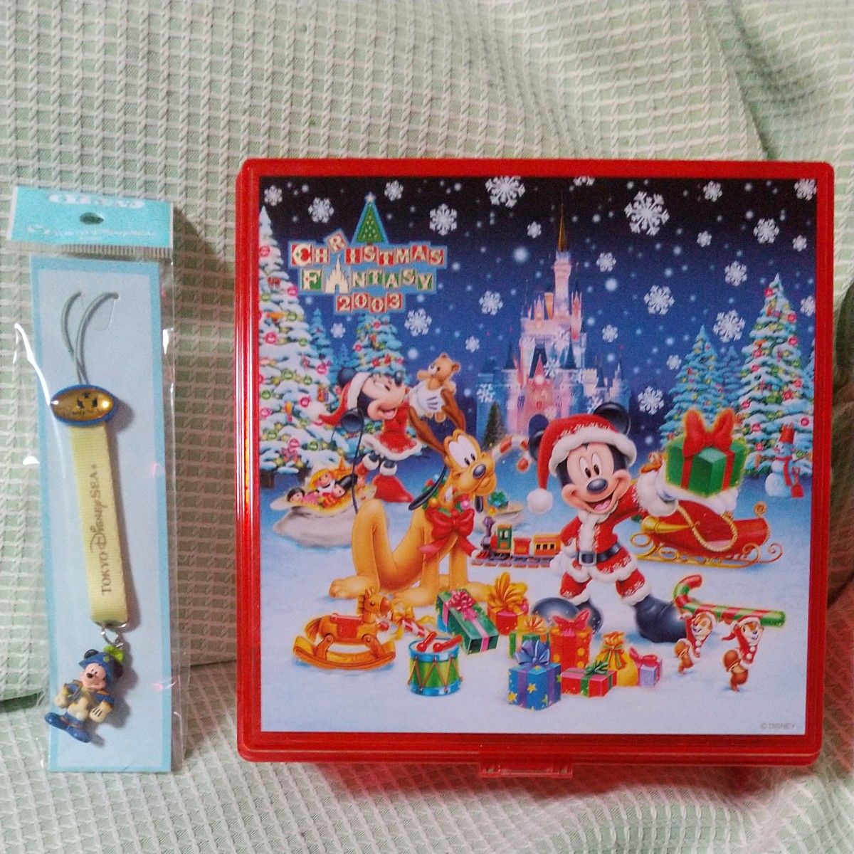2003年ディズニーランド 20周年 クリスマスファンタジーお菓子空き箱 ＋ ディズニーシーミッキーストラップセット