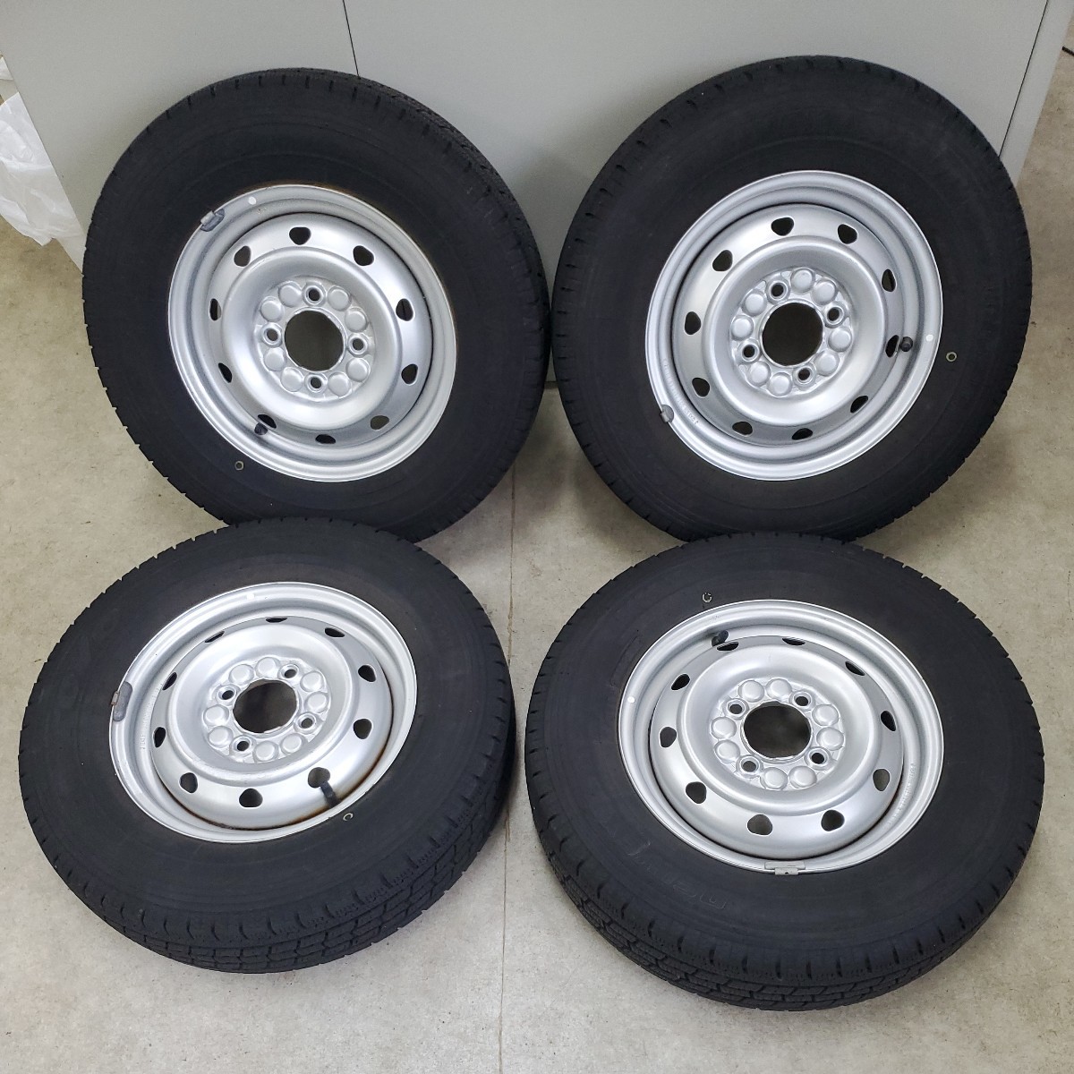 軽トラック 箱バンに145R12 6PR 2020年 スタッドレスタイヤホイール 4