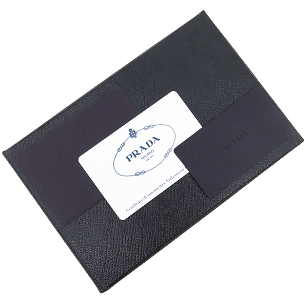 プラダ 二つ折り財布 メタルロゴ ウォレット FUOCO サフィアーノレザー