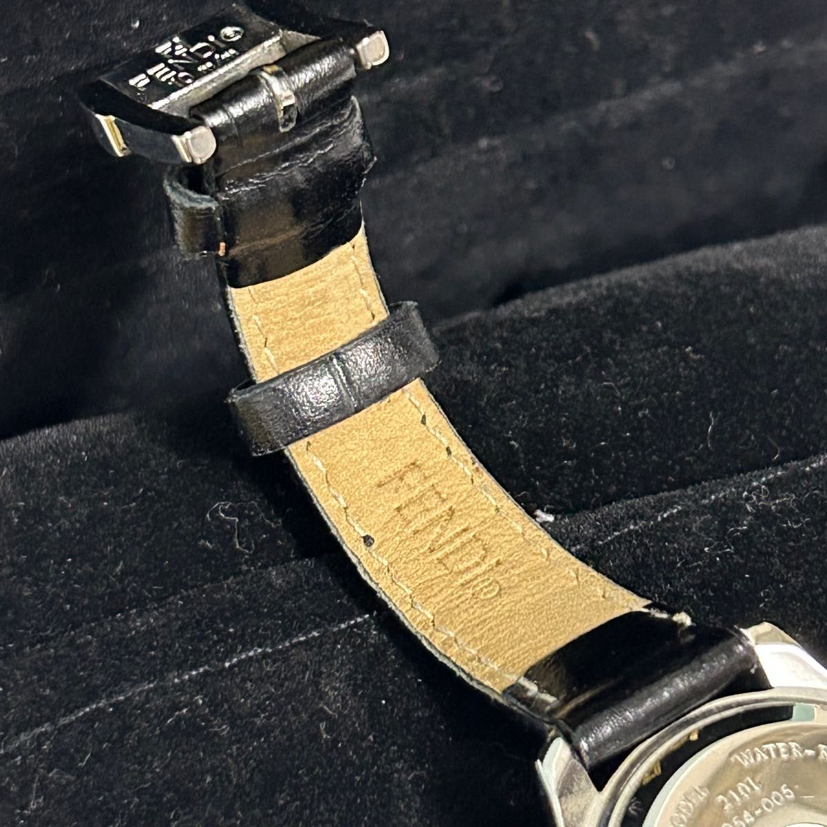 極美品 FENDI フェンディ 腕時計 210L ブラック×ゴールド デイト付