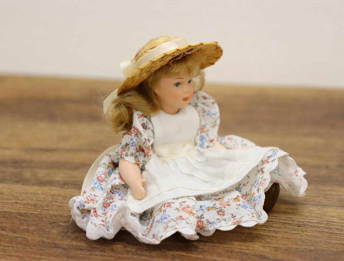 bisque doll girl / young lady small size total length approximately 16. toy / toy doll / doll / lamp body .. doll / woman One-piece / straw hat [U513]