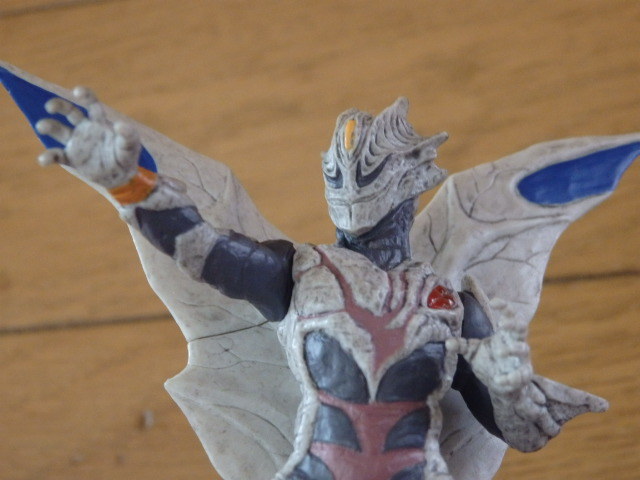 格安貴重レア・炎魔戦士キリエロイドⅡ＆GUTSウィング１号「ウルトラマンティガ」に登場・ガシャポンHG「光臨、白銀の巨人編」中古現状品_画像1