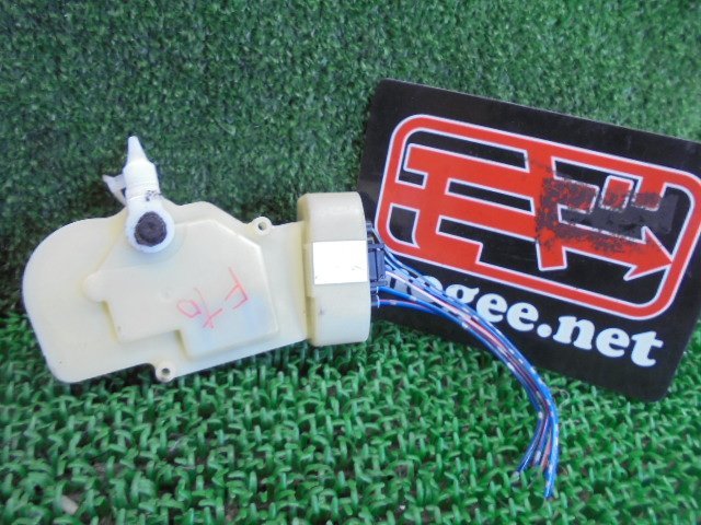 7EV3073 DD6-1)) トヨタ ファンカーゴ NCP20/NCP25 後期型 X FrセパRrリトラクナビスペシャル 純正 フロント右ドアロックソレノイドの画像1