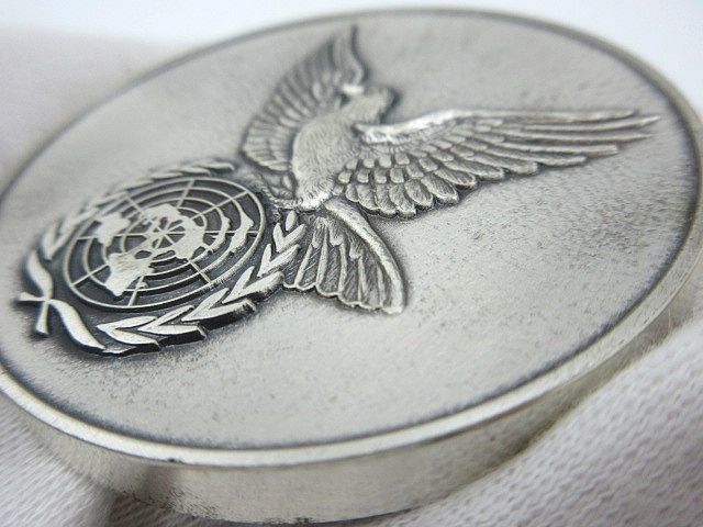 ☆国際人権年記念メダル 1968年 直径約5.5cm 重量約95g 銀メダル 木箱付き 非売品 長期保管品 現状渡し☆_画像5