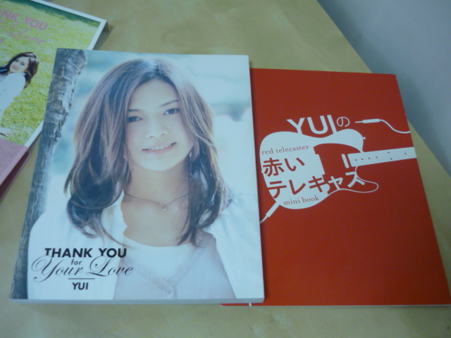 送250～YUIヒストリーブック8年間の軌跡[THANK YOU for Your Love]B-PASS ミニブック赤いテレキャス付き・　_画像2