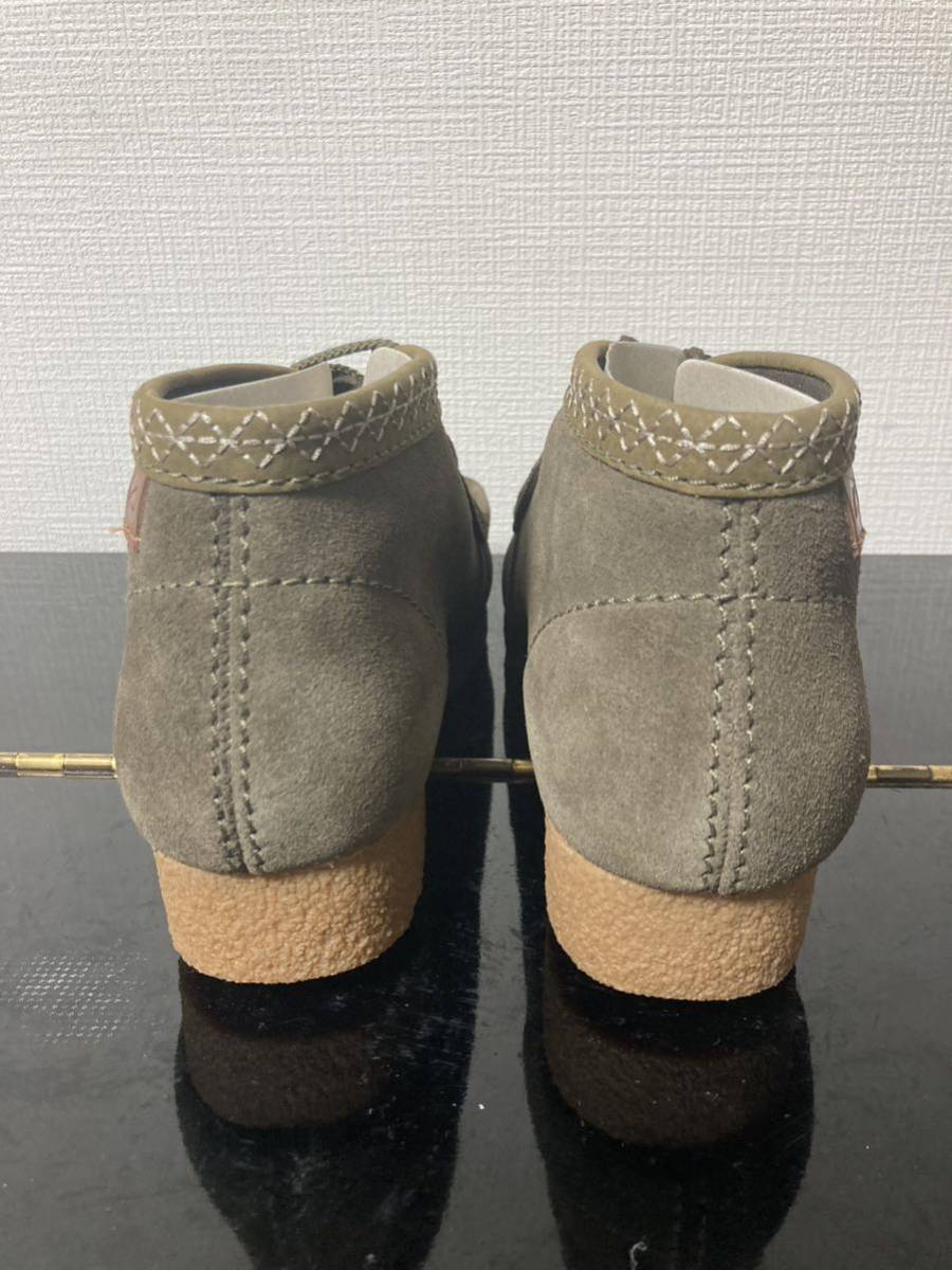 新品未使用Clarks(クラークス) ワラビーモカシン カジュアルシューズダークグリーン25cmビジネスカジュアルビジカジ本革本皮オリーブ_画像3