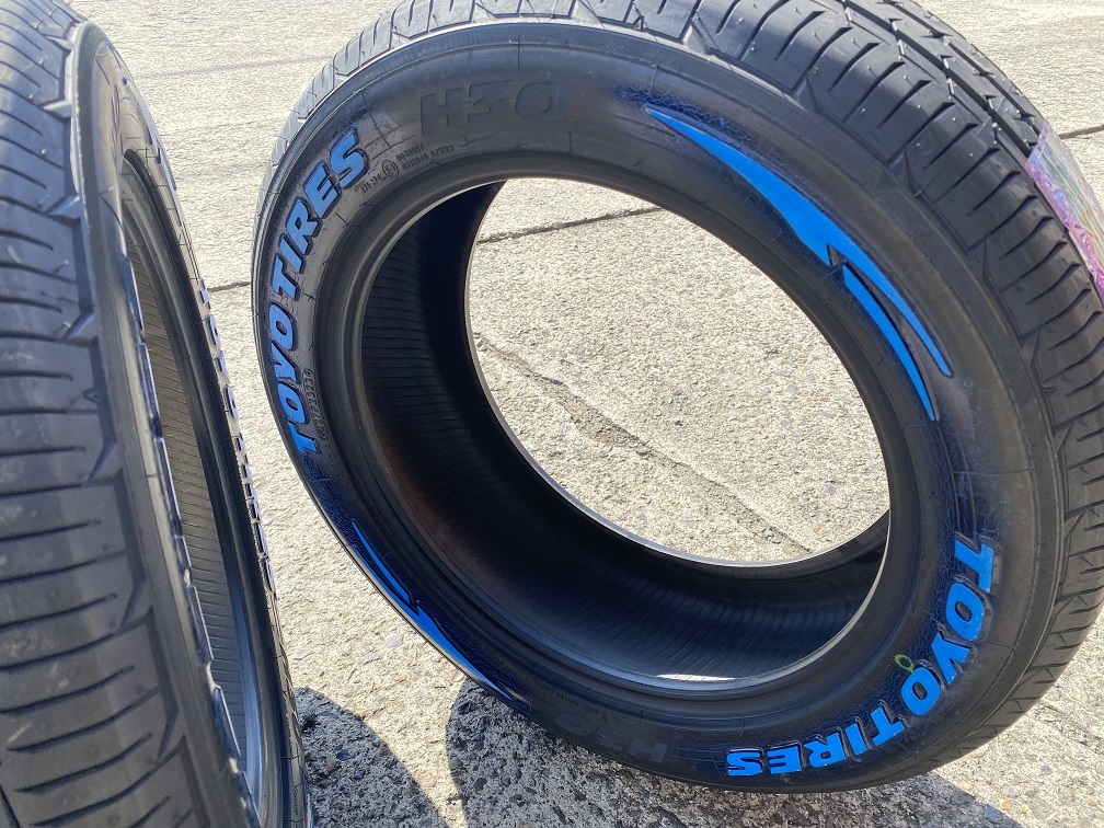 ◎2023年製/即日発送【バルブ付き 215/60R17 109/107R】TOYO H30 ホワイトレター サマータイヤ1本_画像5