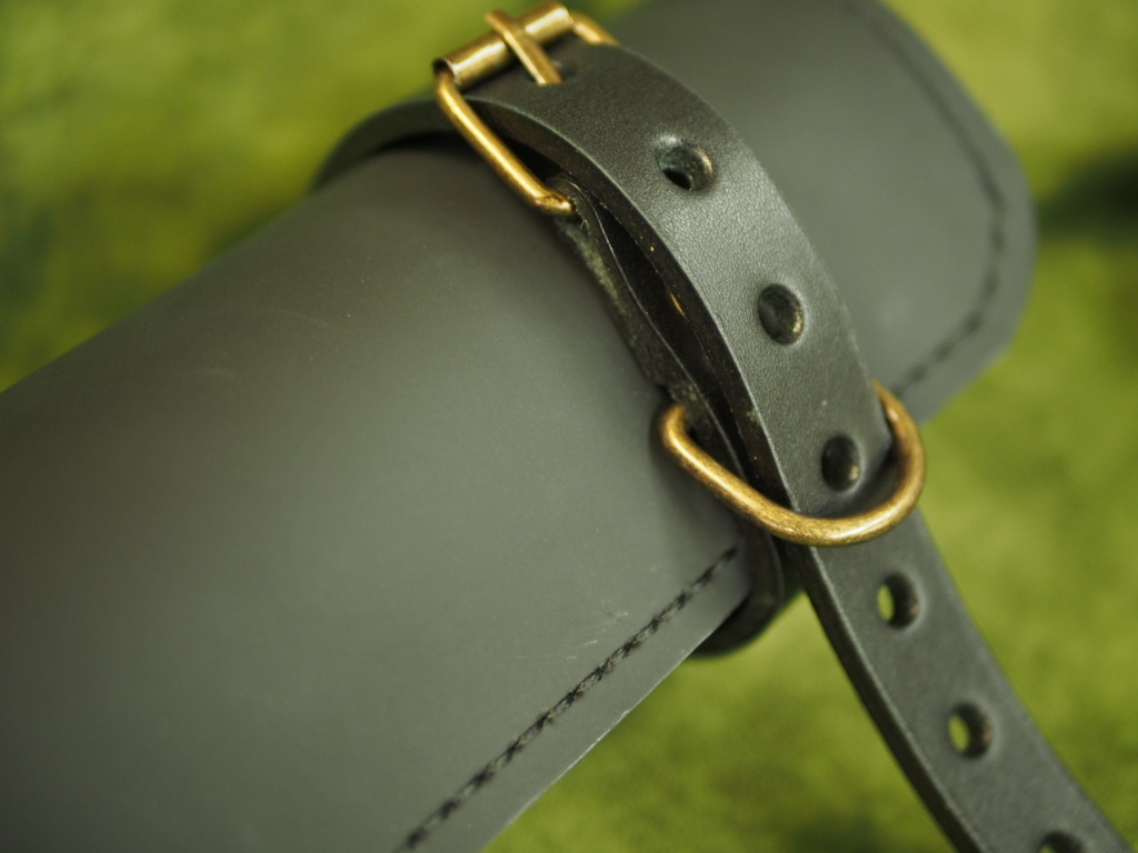 ツールバッグ ロールツール 工具入れ 本革 手縫い ブラック_マットな質感の革です。