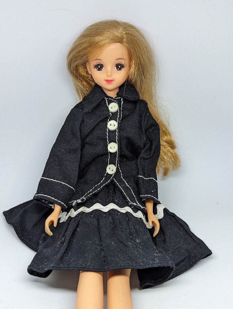 TAKARA タカラ ジェニー 人形 着せ替え人形 黒 スカート シャツ 洋服 服 衣装レトロ_画像6