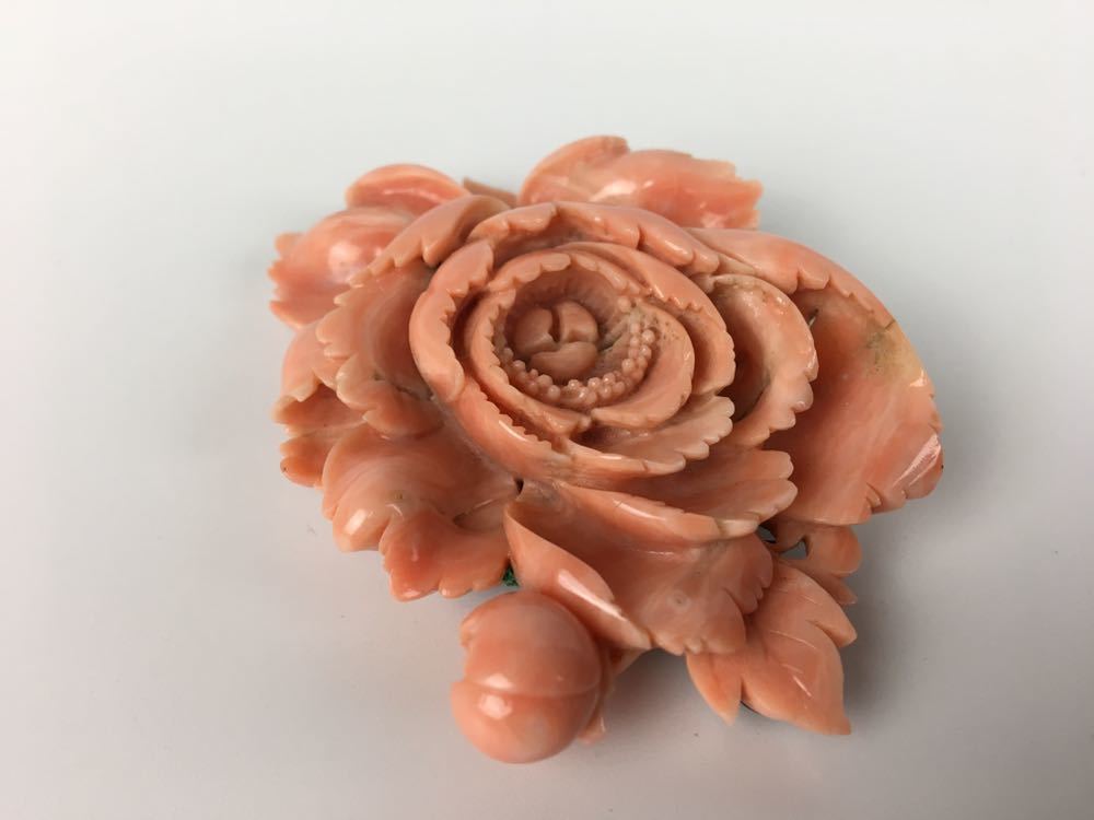 S39　珊瑚　本珊瑚ルース花彫刻　ブローチ　帯留め　大粒６３ｇ_画像2
