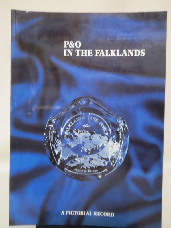 洋書 イギリスP&O社 フォークランド紛争 徴用船写真集 P&O in the falklands A pictorial record P&O steam navigation 1982年発行[1]B1219_画像1