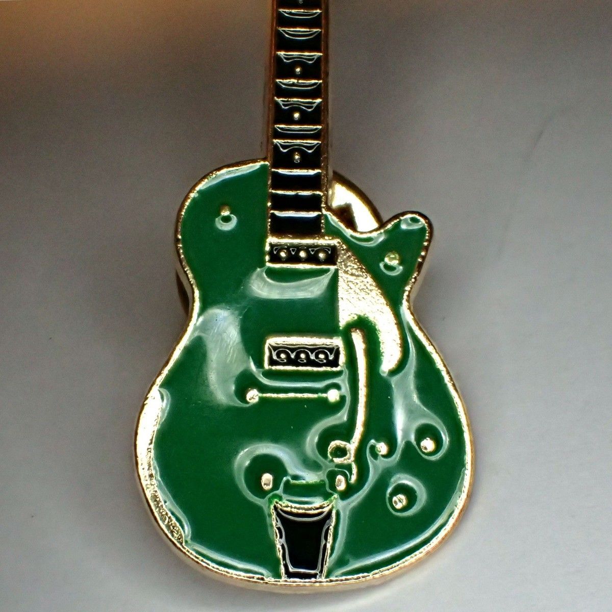 エレキギター　エナメル　ピンバッジ　ピンズ　バッジ　ピンブローチ　ブローチ　ラペルピン　緑色　グリーン