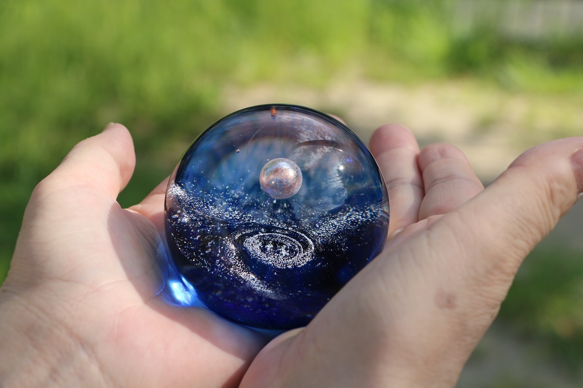 宇宙の銀河をモチーフにしたオブジェ 銀河シリーズ 青の銀河 球体 ガラスオブジェのアーティスト ワタナベカズオ作 手のひらの宇宙 B