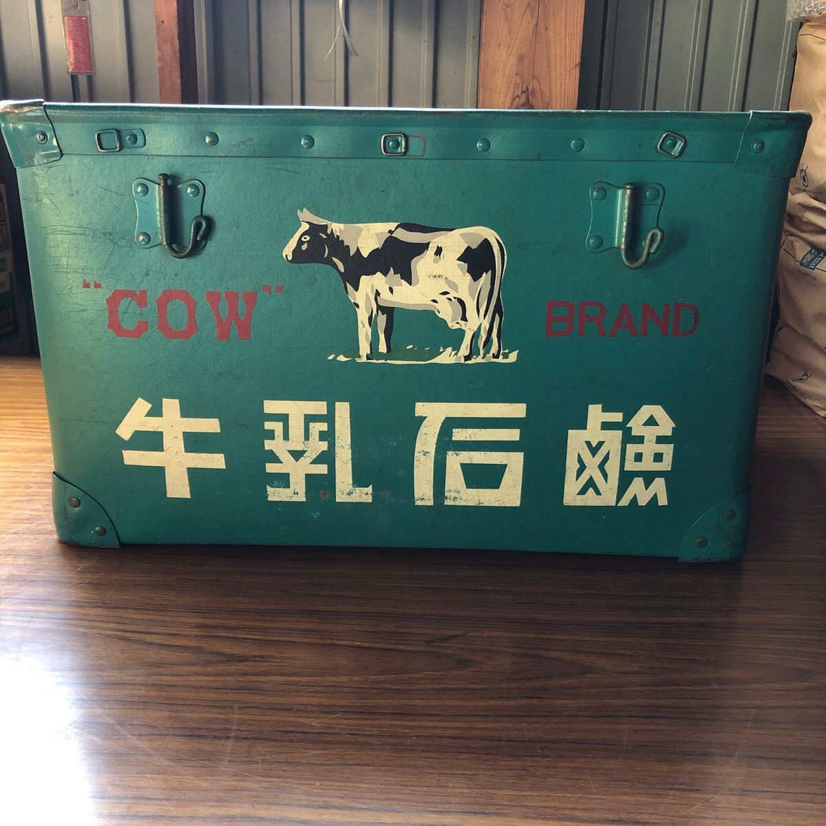 昭和レトロ 牛乳石鹸 COW BRAND 当時物 緑　ボテ箱 牛乳石鹸　シャンプー　シェービングクリーム　時代　商品広告看板BOX 配達箱_画像1