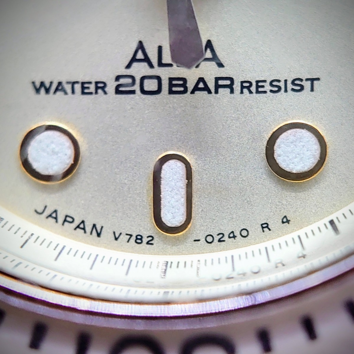 A78【電池交換済】SEIKO ALBA AQUA GEAR V782-0160 ダイバーズ 腕時計 セイコー アルバ アクア ギア シルバー×金文字盤 デイト_画像4