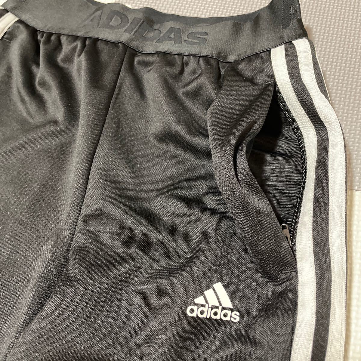 美品　キッズ　adidas アディダス　ジャージパンツ 140_画像2