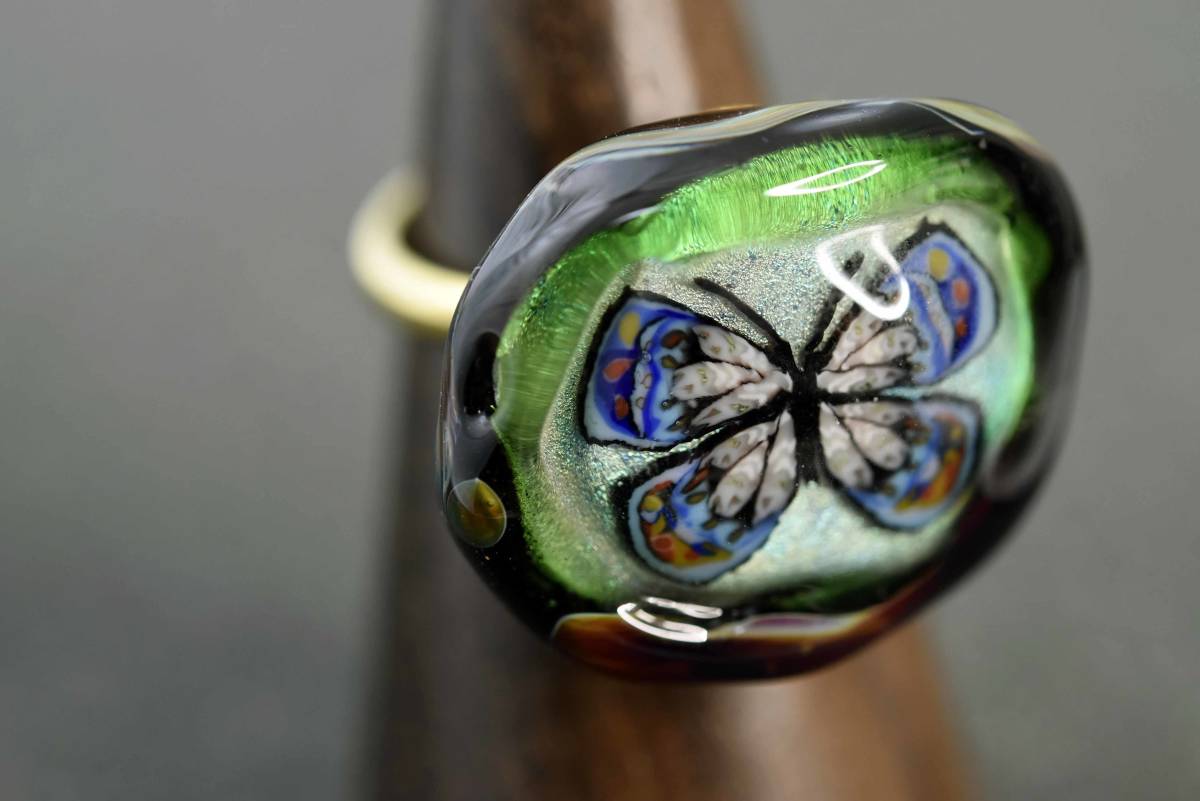 蝶　ガラス工芸家の創作した一点物のガラスの指輪。ｙ1988-452　ガラスリング、ハンドメイド_画像1