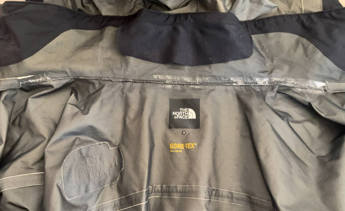 【THE NORTH FACE】NS15906 ノースフェイス ゴアテックスプロ GORETEX PRO RTGフライトジャケット_背中部分裏地。糊剥がれ目立ちます。