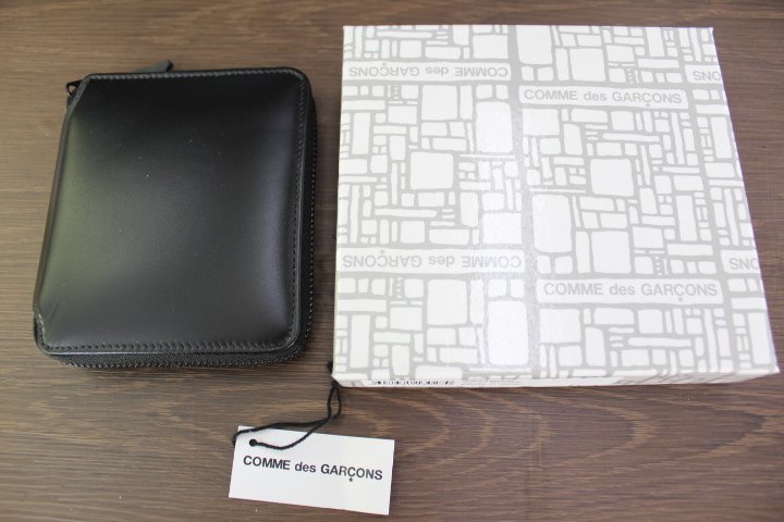 ○COMME des GARCONS (コムデギャルソン) ラウンドファスナー二つ折り財布 SA2100VB ブラック スペイン製 箱付き