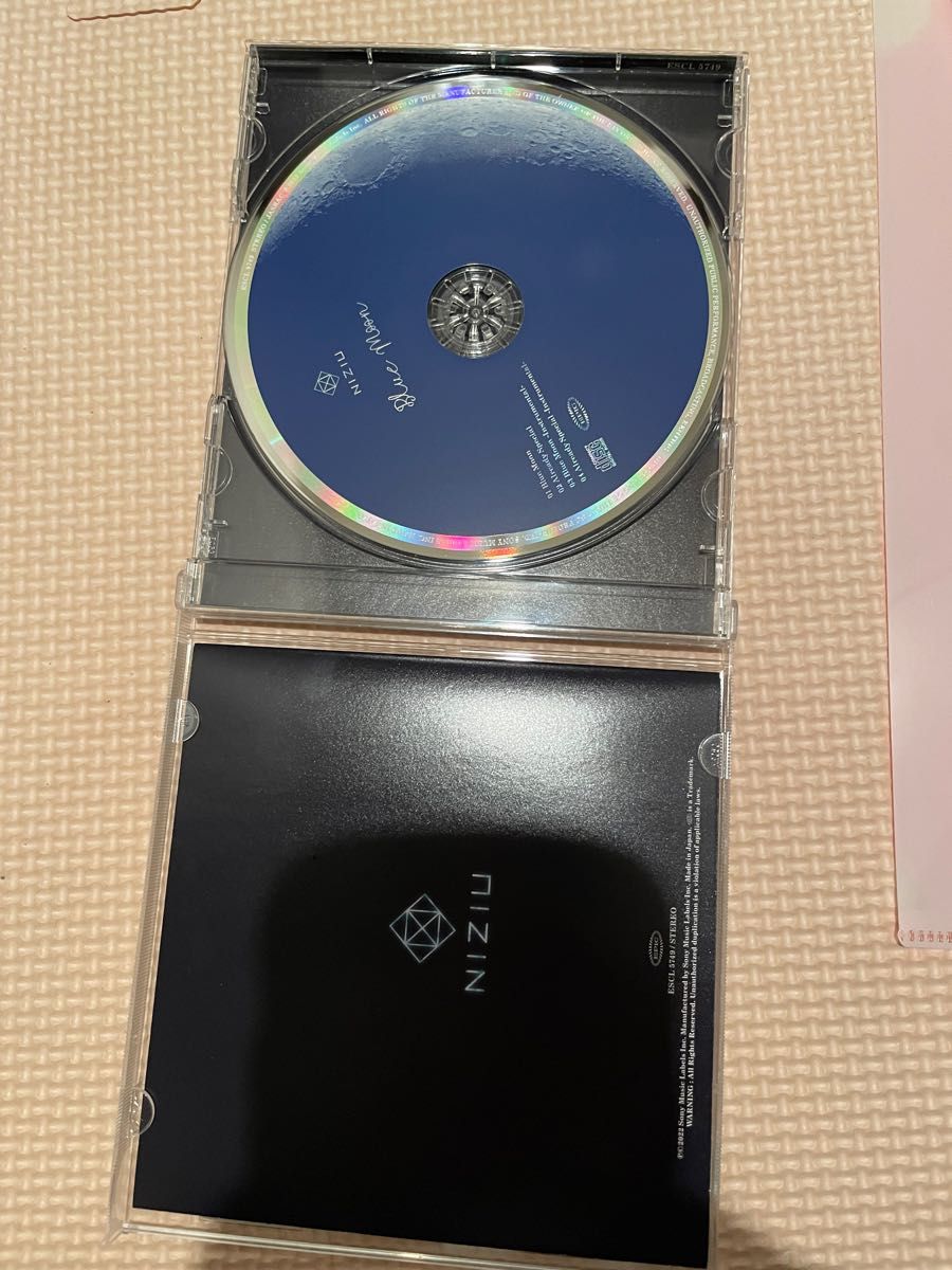 通常盤 （初回仕様） トレカ封入 NiziU CD/Blue Moon 22/12/14発売 【オリコン加盟店】