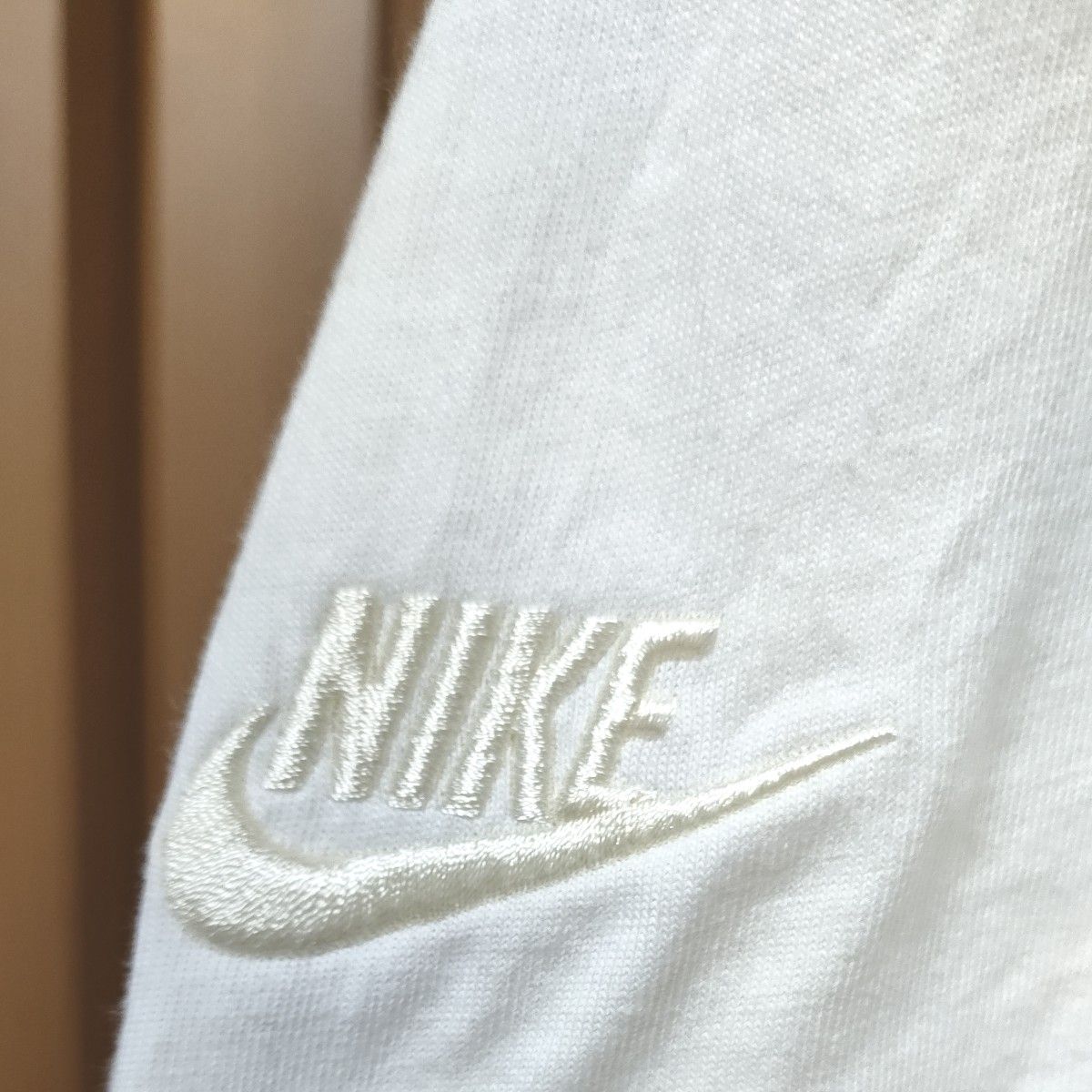 ナイキ半袖TシャツS　ホワイト　7色レインボーカラーのNIKE＆スウォッシュロゴ　すべて贅沢刺繍仕上げです　刺繍状態も良好です♪