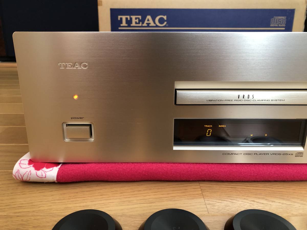  TEAC ティアック CDプレーヤー VRDS-25XS　美品　ワンオーナー　元箱、取説、リモコン、電源コード、スパイク受け、防振装置解除キー付き_正面左側、キズは見当たりません