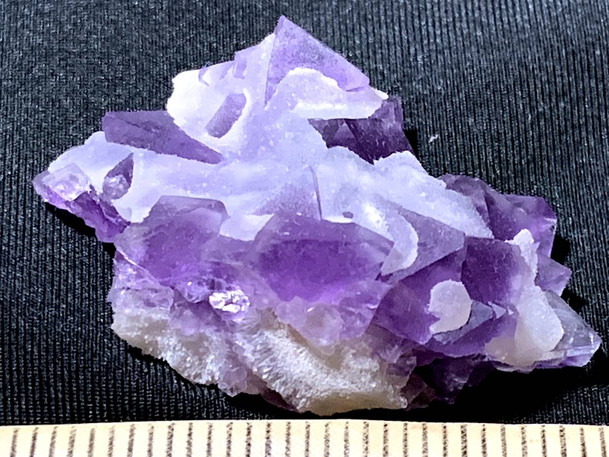 小さな紫色八面体蛍石クラスター・1・6g（中国産鉱物標本）_画像5