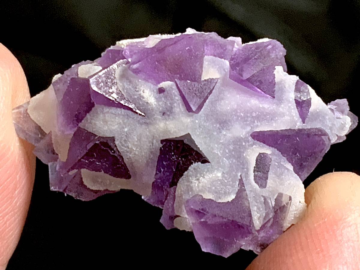 小さな紫色八面体蛍石クラスター・1・6g（中国産鉱物標本）_画像10