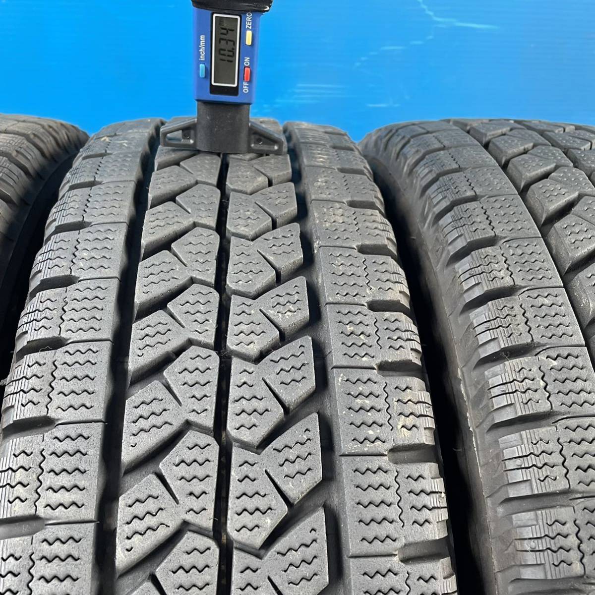 185/65R15 101/99L LT ブリヂストン　BLIZZAK W979 スタッドレスタイヤ185/65/15 4本　　　　　2020年製造_画像3