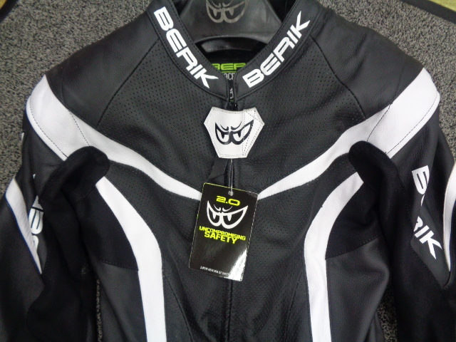 58/4XLサイズ 大きいサイズ★新品未使用品 BERIK ベリック LS1-10417 RACINGSUITS レーシングスーツ BLACK★MFJ公認 革ツナギ_画像2