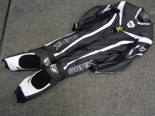 58/4XLサイズ 大きいサイズ★新品未使用品 BERIK ベリック LS1-10417 RACINGSUITS レーシングスーツ BLACK★MFJ公認 革ツナギ_画像1