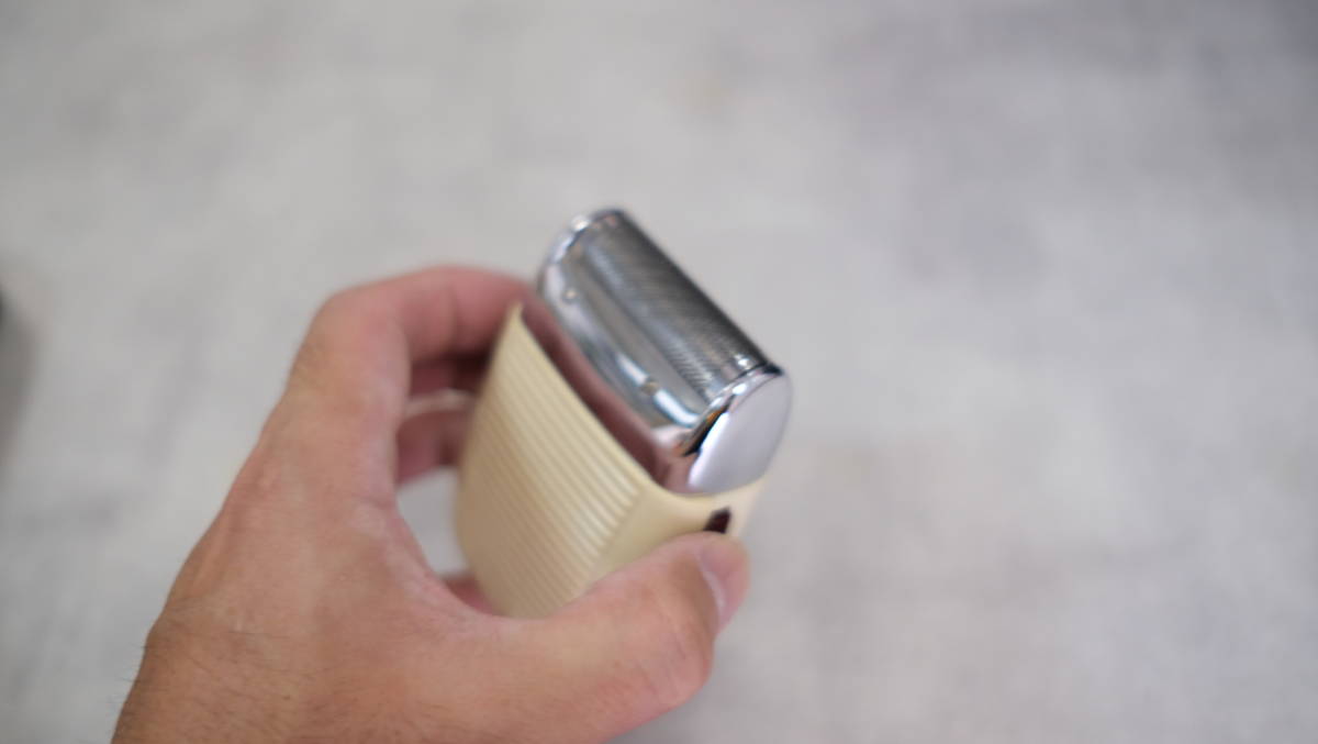 BRAUN ブラウン シェーバー ケース付(ジッパー破損) ホワイト BRAUN ブラウン シェーバー ケース付(ジッパー破損) ホワイト