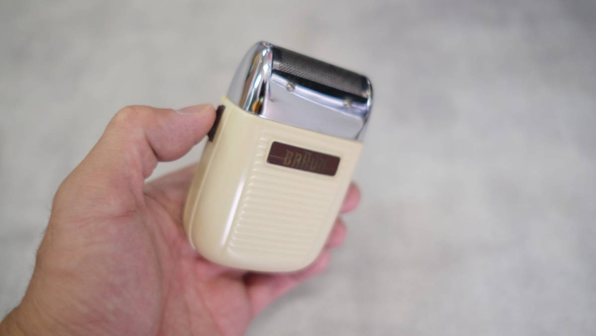 BRAUN ブラウン シェーバー ケース付(ジッパー破損) ホワイト BRAUN ブラウン シェーバー ケース付(ジッパー破損) ホワイト