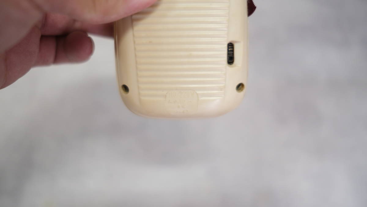 BRAUN ブラウン シェーバー ケース付(ジッパー破損) ホワイト BRAUN ブラウン シェーバー ケース付(ジッパー破損) ホワイト