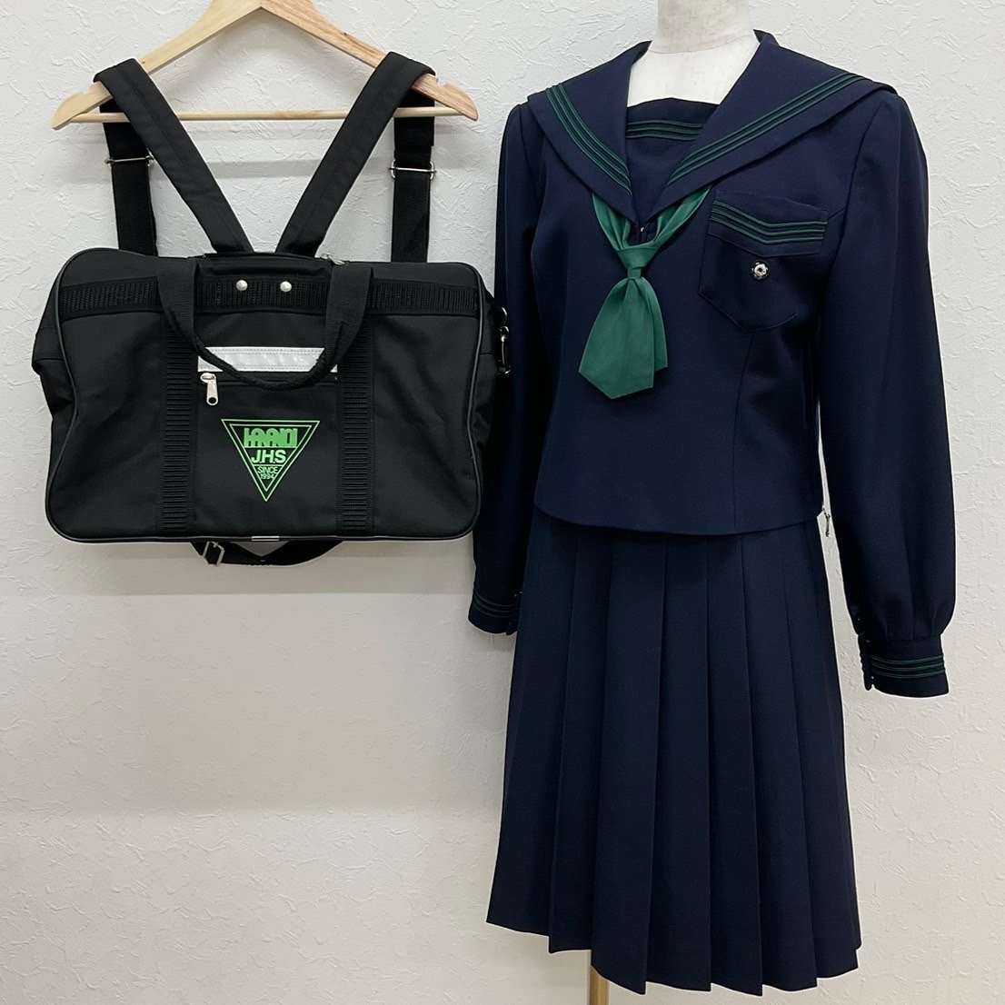 U142/S969(中古/箱)大阪府 花乃井中学校 女子制服4点 /165A/W63/セーラー/スカート/リボン/指定鞄/冬服/紺/緑3本/T・H・D MAISON/卒業生品/